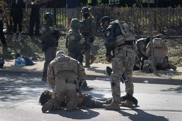 Una persona siendo arrestada en las calles de Chicago durante las manifestaciones.