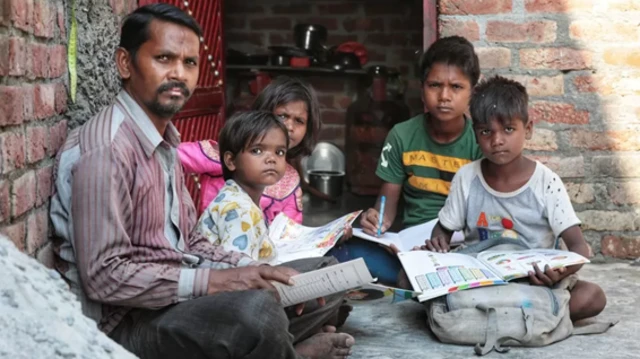 Baba ya Rolly Harnarayan Prajapati na watoto wake
