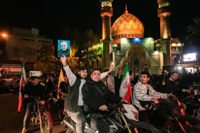 ඉරාන රජයට පක්ෂපාතී ආධාරකරුවන් අප්‍රේල් 14 වන දින ටෙහෙරානයේ පලස්තීන චතුරශ්‍රයට රැස්ව, ඉරානය විසින් ඊශ්‍රායලයට එල්ල කරන ලද ඉරානයේ IRGC ප්‍රහාරය සමරමින් 