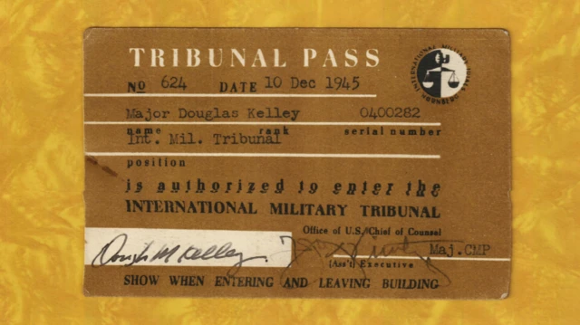 Foto do crachá que o Tribunal de Nuremberg entregou a Douglas Kelley.