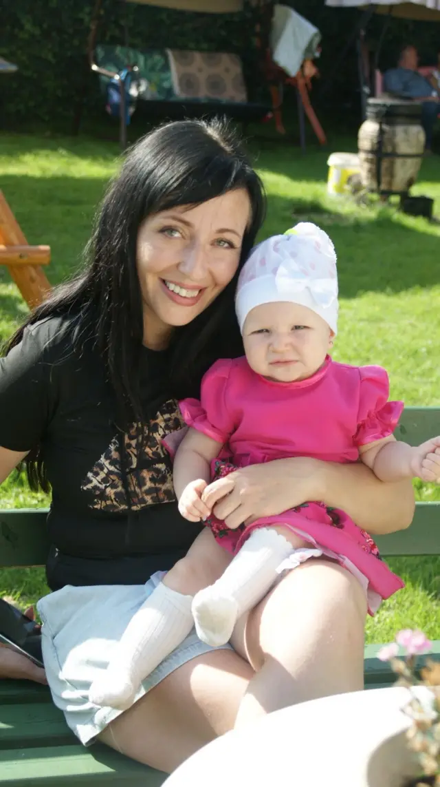 Юлія, мама трьох дітей, також може втратити допомогу. Коли вона пішла в декрет, контракт їй не продовжили 