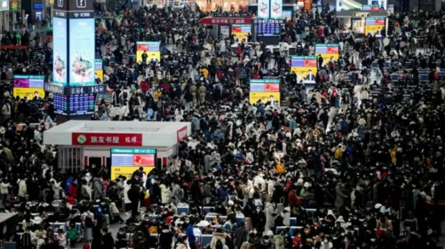 Жаңы жылдык майрамдардын ирегесиндеги Шанхайдагы темир жол бекети