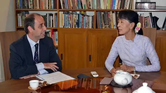 ၂၀၁၂ ခုနှစ်တုန်းက ကုလ လူ့အခွင့်အရေး အထူးသံ အဖြစ် မစ္စတာ ကင်တားနားနဲ့ ဒေါ်အောင်ဆန်းစုကြည်တို့ အမှတ် ၅၄ တက္ကသိုလ်ရိပ်သာလမ်း နေအိမ်မှာ တွေ့ဆုံခဲ့စဉ်