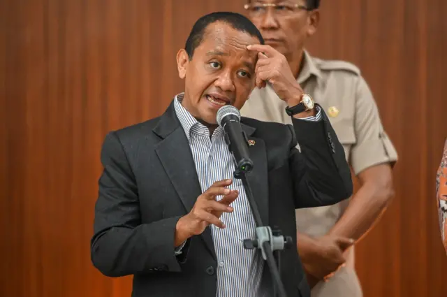 Menteri ESDM Bahlil Lahadalia memberikan keterangan pers usai rapat koordinasi (rakor) terkait kebijakan baru tata kelola ekspor sumber daya alam (SDA) di Kompleks Parlemen, Senayan, Jakarta, Senin (8/6/2026).