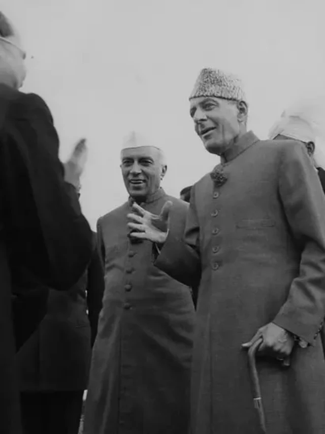 غلام محمد جنوری سنہ 1955 میں انڈیا کے دورے پر ملک کے وزیراعظم پنڈت نہرو کے ساتھ