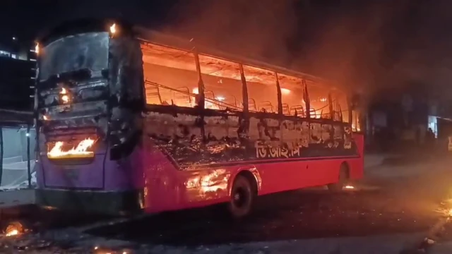 একটি বাসে আগুন জ্বলছে, রাতের ছবি