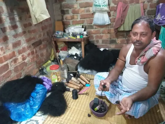 প্রয়াত স্ত্রীর হাতের তৈরী শেষ কাজটুকু সযত্নে রেখে দিয়েছেন মেজাফ্ফর শেখ।