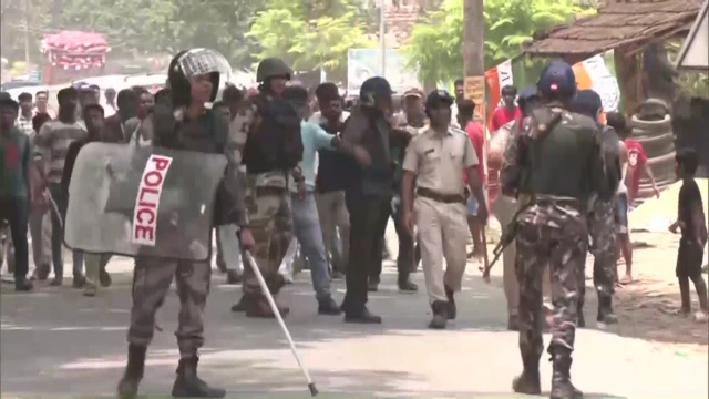 মুর্শিদাবাদে তৃণমূল কংগ্রেস ও আম জনতা উন্নয়ন পার্টির মধ্যে সংঘর্ষ থামাতে পথে পুলিশ বাহিনী