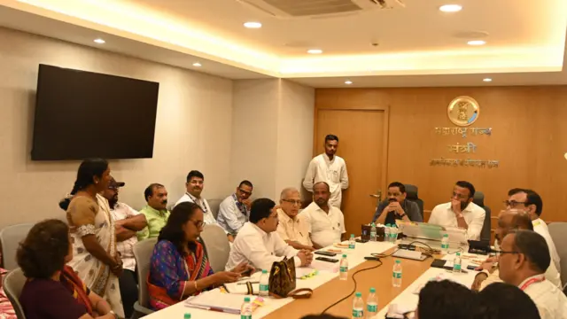 राज्यातील 2,000 पेसा मोबिलायझर्सच्या पद रद्द करण्याच्या निर्णयावर आज मंत्रालयात अशोक उईके व ग्रामविकास मंत्री जयकुमार गोरे यांच्या उपस्थितीत बैठक पार पडली.