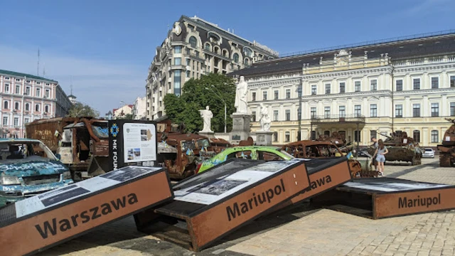 Trưng bày xác xe tăng Nga và hiệu ứng domino: "Nếu Kyiv thất thủ thì xe tăng Nga sẽ tiến thẳng vào Warszawa."