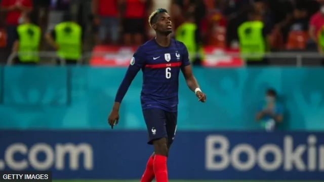 U﻿mukinyi w'imbere w'Ubufaransa Pual Pogba, umu Islam yarakuye ku meza icupa rya Heineken imbere yo kwishura ibibazo inyuma y'urukino