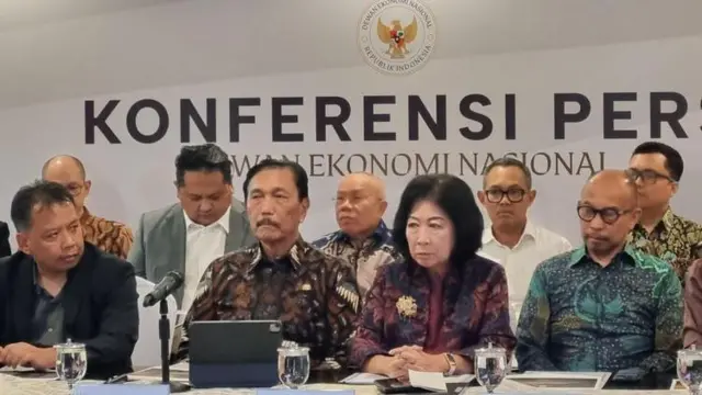 Anggota Dewan Ekonomi Nasional (DEN) Arief Anshory Yusuf, Ketua DEN Luhut Binsar Pandjaitan, Wakil DEN Mari Elka Pangestu, dan Anggota DEN Chatib Basri saat konferensi pers di kantornya, Jakarta.
