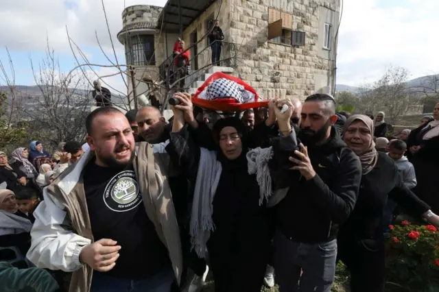 من مراسم جنازة الطفل الفلسطيني أحمد جزر، الذي قتل في هجوم إسرائيلي- نابلس/الأراضي الفلسطينية- 20 يناير/كانون الثاني 2025. وشارك نساء ورجال في حمل الجنازة