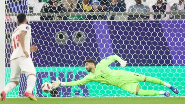 علیرضا بیرانوند در بازی مقابل امارات یک ضربه پنالتی را مهار کرد
