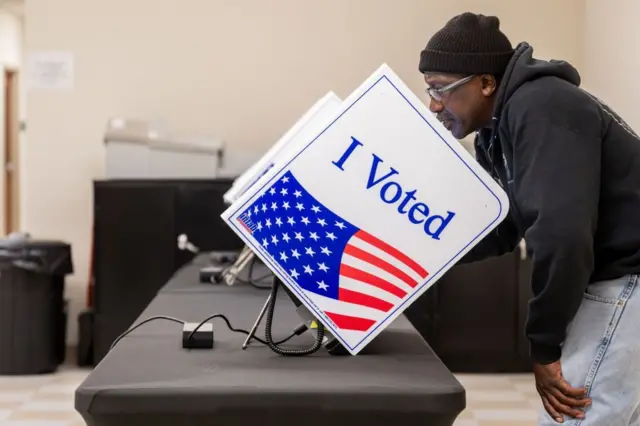 Une personne dépose son bulletin de vote lors de la primaire présidentielle démocrate pendant le vote anticipé au Berkeley County Board of Voter Registration & Elections facility le 31 janvier 2024 à Moncks Corner, Caroline du Sud, États-Unis.