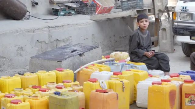 انتظار برای چند بشکه آب، بخشی از زندگی روزمره بسیاری از کودکان کابل شده است. 