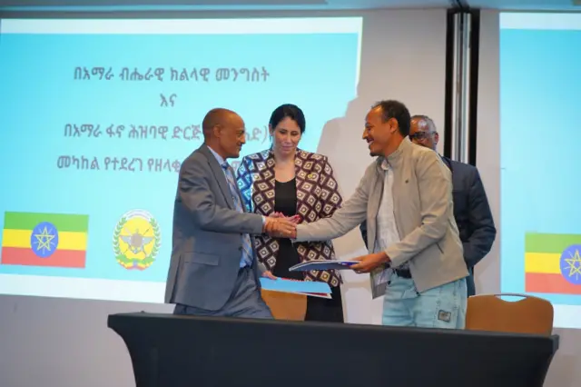 የአማራ ክልል ርዕሰ መሥተዳደር አረጋ ከበደ እና ስምምነቱን የፈረመው የፋኖ ቡድን መሪ ማስረሻ ሰጤ