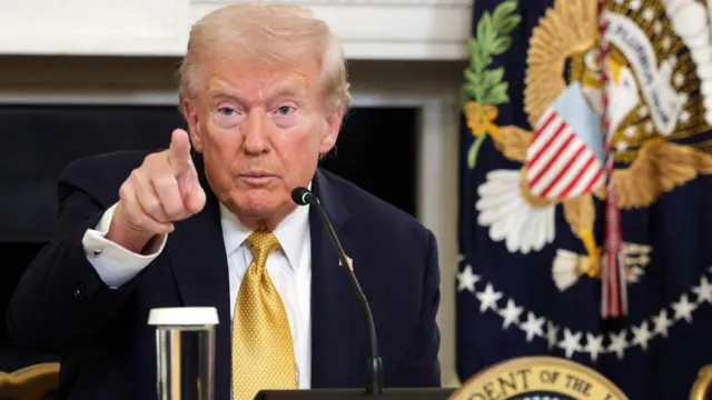 Президент Дональд Трамп вказує рукою, відповідаючи на запитання репортера