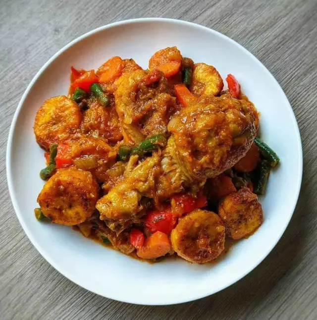 Le poulet Poulet DG est une préparation culinaire camerounaise à base de légumes, d'aromates et de bananes plantains.