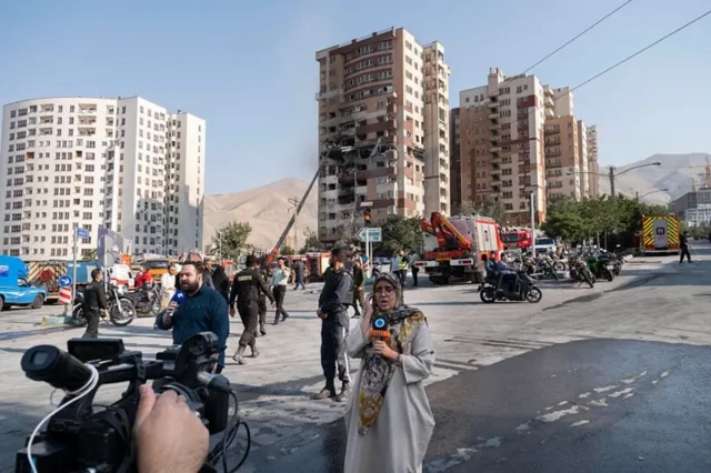 خبرنگاران حکومتی در حال گزارش از حمله اسرائیل به ساختمان‌ها در تهران