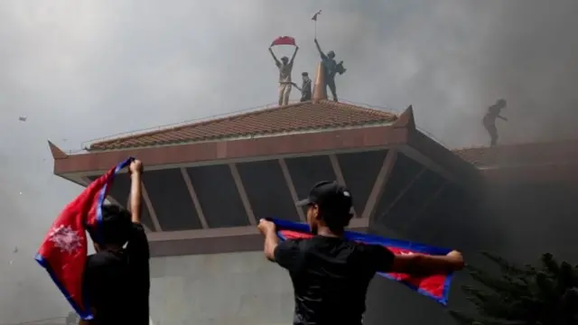 संसद् भवन परिसरमा जेन जीको प्रदर्शन