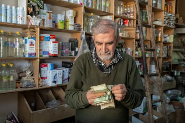 အီရန်မှာ ရီယယ် ငွေစျေး ထပ်ပြီး ထိုးကျနေလို့ တဟီရန်က စျေးဆိုင်ရှင်တွေ ဒေါသထွက်