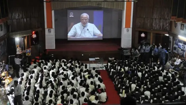 ਸਕੂਲੀ ਬੱਚੇ ਦੂਰਦਰਸ਼ਨ ਉੱਤੇ ਪ੍ਰਧਾਨ ਮੰਤਰੀ ਨਰਿੰਦਰ ਮੋਦੀ ਦਾ ਭਾਸ਼ਣ ਦੇਖਦੇ ਹੋਏ