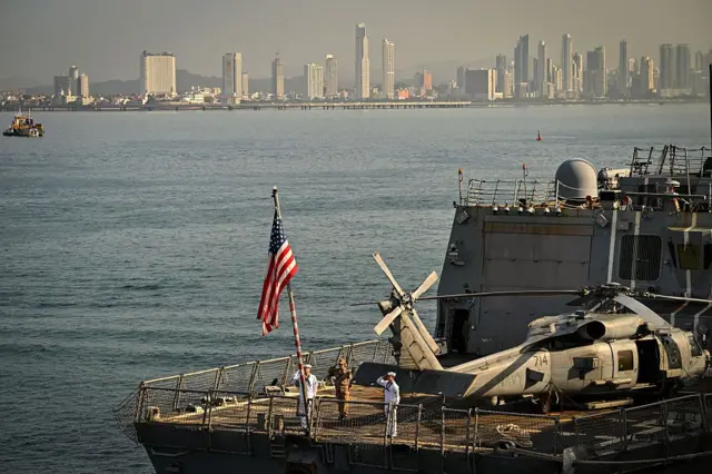 Barco en el canal de Panamá con bandera de eeuu