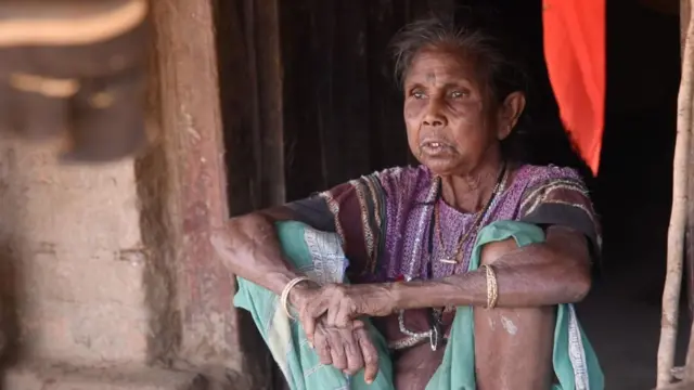 पाण्याच्या चिंतेत असलेल्या आजी 