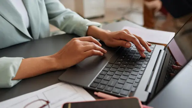 Bekerja dengan laptop.