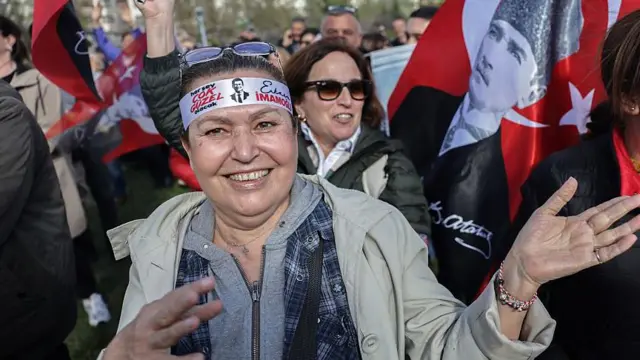 CHP Genel Başkanı Özgür Özel yeniden CHP Genel Başkanı seçilmesinin ardından halka seslendi, çok sayıda kişi kongre salonu dışında konuşmayı takip etti