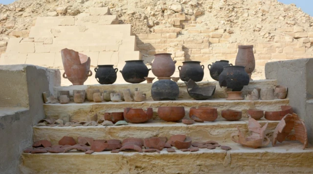 ซากหม้อโบราณที่พบในห้องทำมัมมี่ใต้ดิน