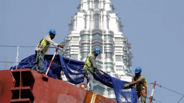 क्वालालम्पुरमा काम गरिरहेका आप्रवासी कामदार