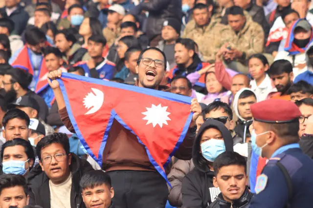 म्यान्मार र नेपालका महिला फुटबल टोलीको खेलमा रमाएका एक नेपाली फ्यान