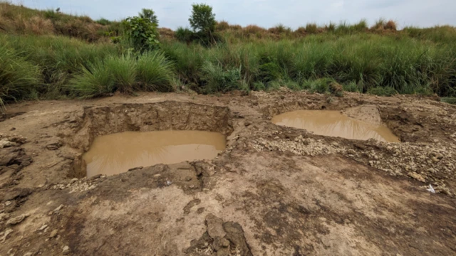 ખાડાઓને જોઇને અંદાજો લગાવી શકાય કે ખાડાઓ તાજેતરમાં જ ખોદવામા આવ્યા છે