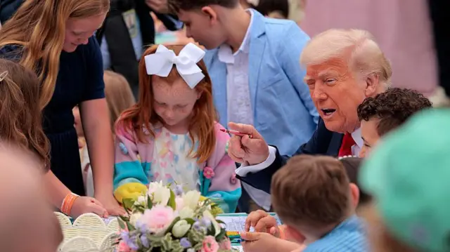 Donald Trump junto a um grupo de crianas