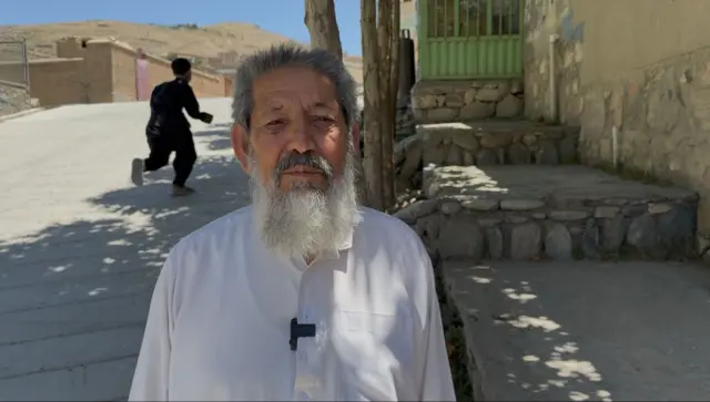 یو مشر سړی چې سپينې جامې یې اغوستې دي