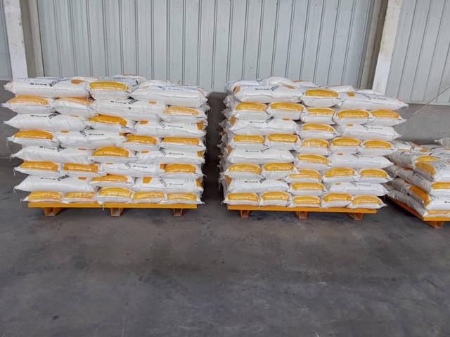 Des sacs de farine de maïs