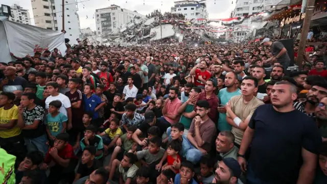 Palestinos en la ciudad de Gaza observan un partido del Mundial entre Argentina y Egipto. Foto: 7 de julio de 2026.
