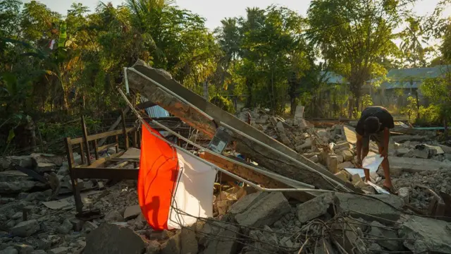 Reruntuhan rumah di Dampek, Lamba Leda Utara, Manggarai Timur, Nusa Tenggara Timur (NTT), Sabtu (22/08).