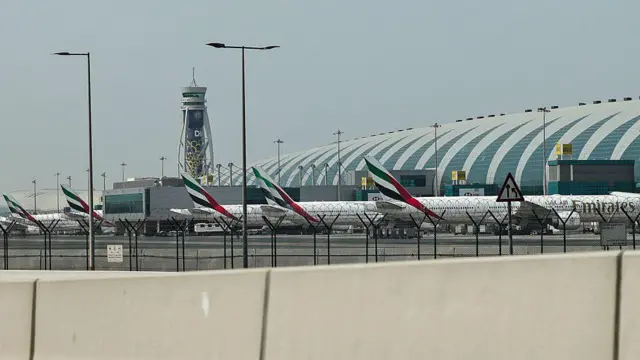 Aeronaves da companhia Emirates estacionados no Aeroporto Internacional de Dubai, nos Emirados Árabes Unidos