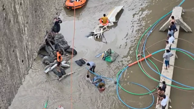 குஜராத், பாலம் விபத்து, வடோதரா, மஹிசாகர், ஆனந்த் தொகுதி, சௌராஷ்டிரா, கம்பிரா பாலம் மீட்புப் பணிகள் 