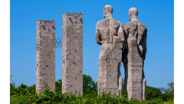 مجسمه‌های کارل البیکر از دوران نازی که همچنان در استادیوم المپیک برلین ایستاده‌اند