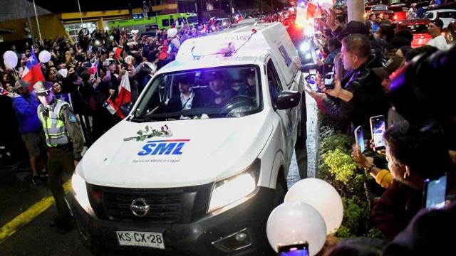 Un auto traslada el cuerpo del expresidente Sebastián Piñera