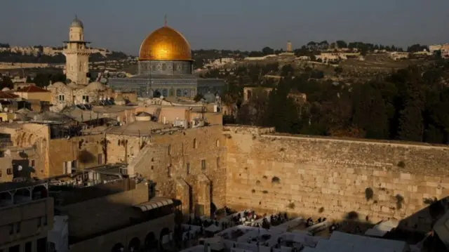 Батыш дубалы жана Аска Чатыры (оңдо) жана Иерусалимдеги Храм тоосундагы Аль-Акса мечити