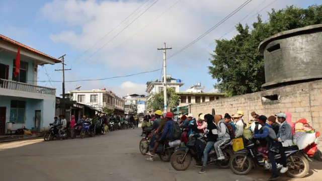 ချင်းရွှေ‌ဟော်ကနေ နေရာပြောင်းရွှေ့ရန် စောင့်ဆိုင်းနေသော လောက်ကိုင်မြို့က စစ်ဘေးရှောင်များ (ပုံဟောင်း)