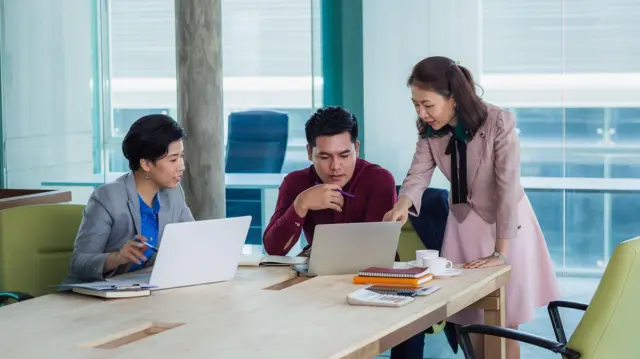 Ilustrasi bekerja di kantor