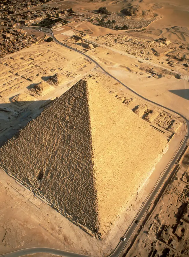صورة جوية لهرم خوفو