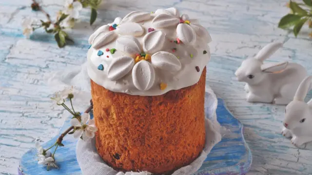 Паска з білою глазур'ю із маршмелоу