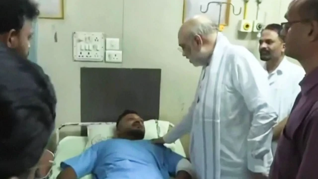 Vishwashkumar Ramesh, satu-satunya korban selamat dalam kecelakaan pesawat Air India, bertemu dengan Menteri Dalam Negeri India, Amit Shah, di rumah sakit.